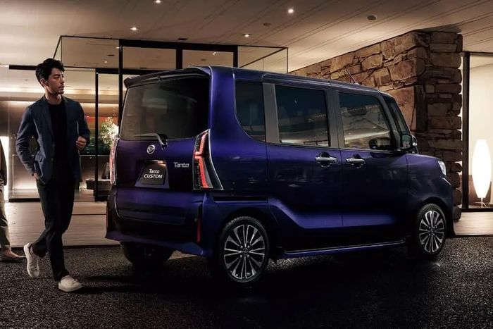 Daihatsu Tanto Custom masih menjadi versi mewah dan elegan Tanto dengan tampilan eksterior baru.