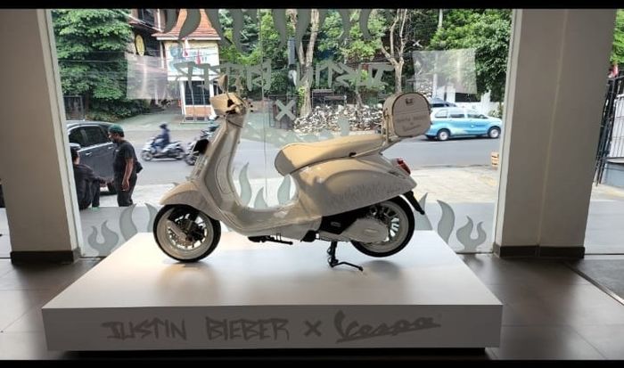 Vespa X Justin Bieber terpasang aksesori resmi leather bag &amp; carrier