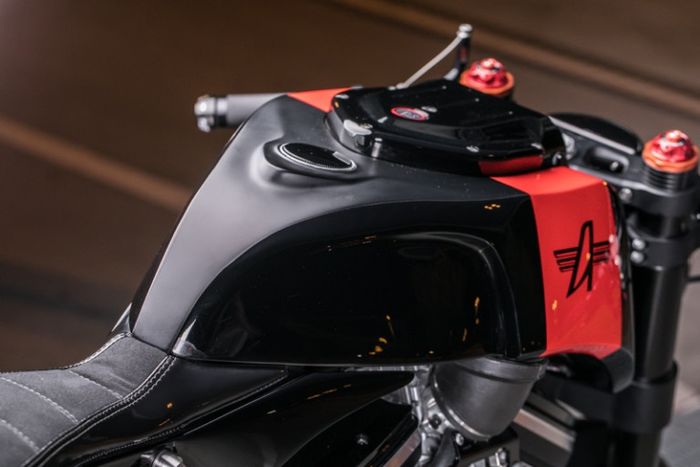 Tangki dipindah ke posisi konvensional yang terintegrasi dengan filter udaranya