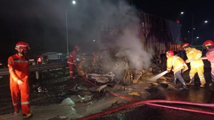 Proses pemadaman Porsche KT 1001 WB yang terbakar hingga menewaskan pengemudi karena tusuk truk di ruas tol Jagorawi