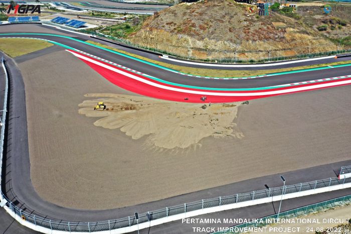 Pekerjaan track improvement dimulai pada 20 Agustus 2022 dengan pembongkaran area gravel bed di tikungan 10, 11, dan 12.
