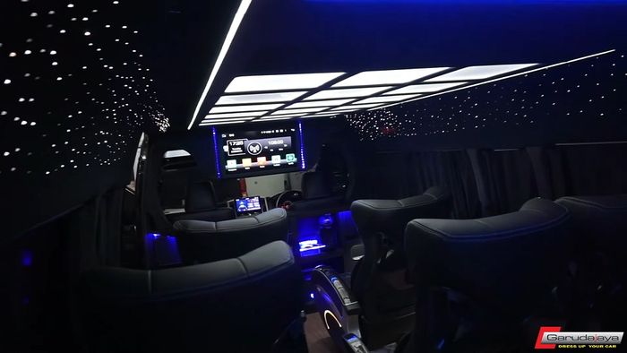 Nuansa kabin mewah modifikasi Toyota HiAce Premio garapan Garudajaya Modifikasi, Semarang