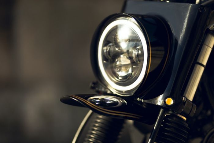 Tampang depannya dibuat sedikit modern dengan pemasangan lampu LED