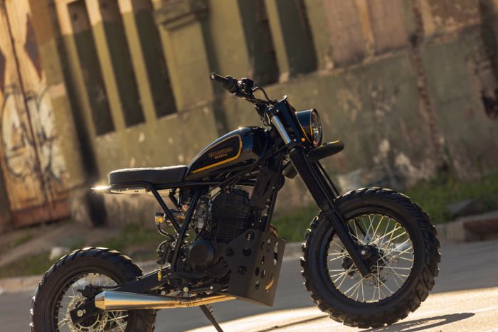 Bagian mesin diberi filter pod dan exhaust system baru