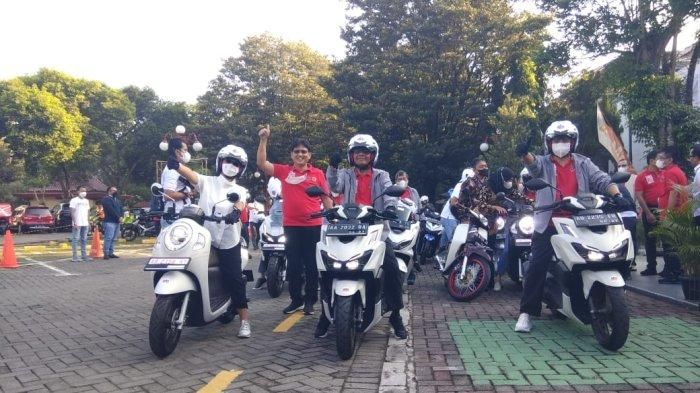 Persiapan Menko Polhukam Mahfud MD bersama dua menteri lain sebelum melakukan kampanye keselamatan berkendara.