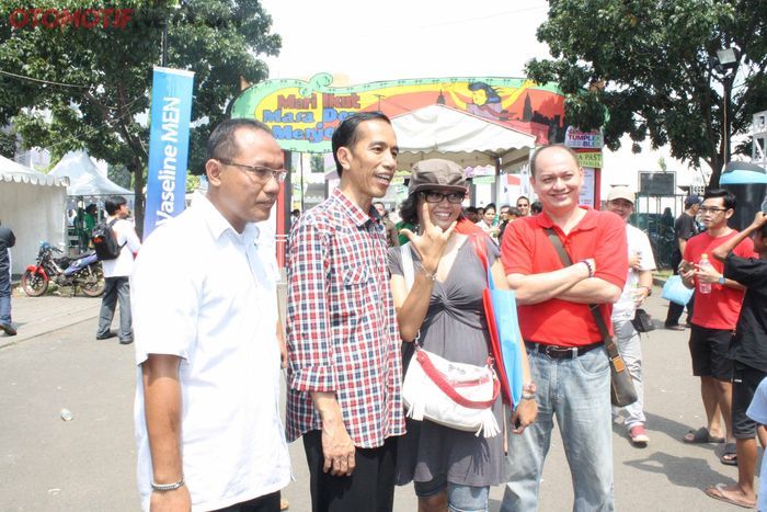 Otobursa tahun 2012, Jokowi tampak bersama pengunjung untuk diminta foto sejenak. 