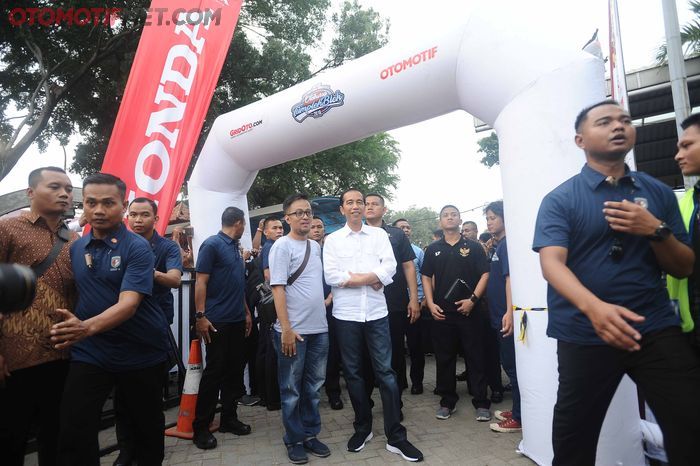 Presiden Jokowi didampingi Panji Maulana melihat dari dekat Gajah Monster yang sedang melakukan atraksi gilas mobil.