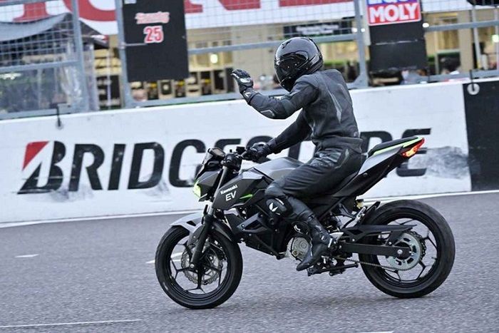 Prototipe motor listrik Kawasaki pertama kali dipamerkan di ajang Suzuka 8 Hours 2022.