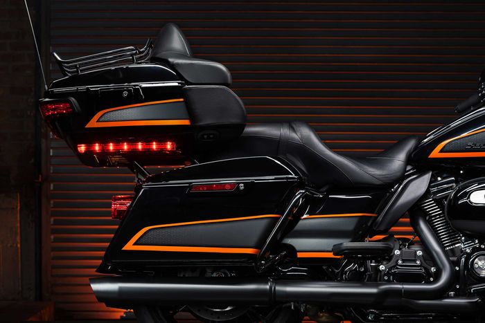 Bagian belakang Harley-Davidson Apex Factory Custom