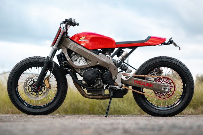 Kaki-kakinya mendapat pelek kustom 19 inci