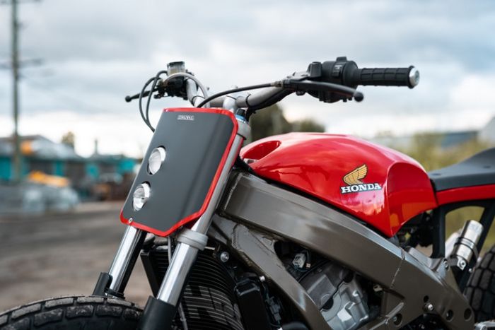 Tampang depan khas street tracker dengan number plate dan headlamp LED
