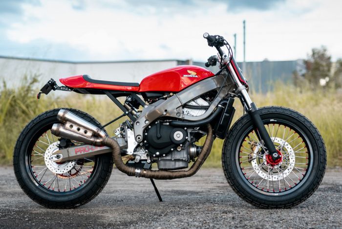 Honda CBR600F4i street tracker yang tampil keren
