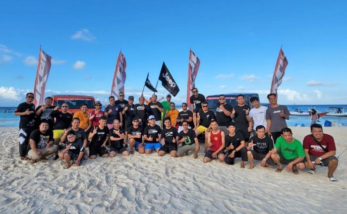 Peserta Jeep Kalla Kars Adventure Day 2022 menikmati keindahan Pantai Bira