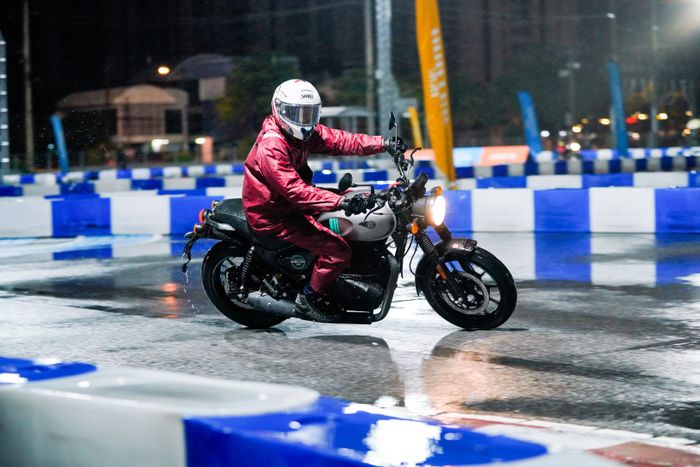 Tes handling Royal Enfield Hunter 350 di sirkuit