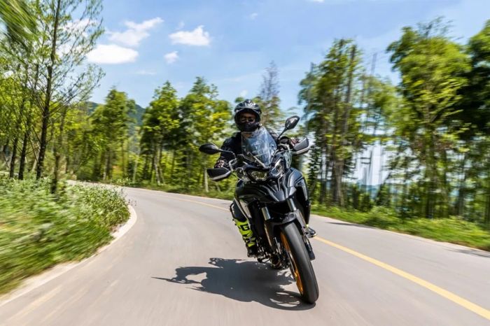 Tampak depan Benelli TRK702