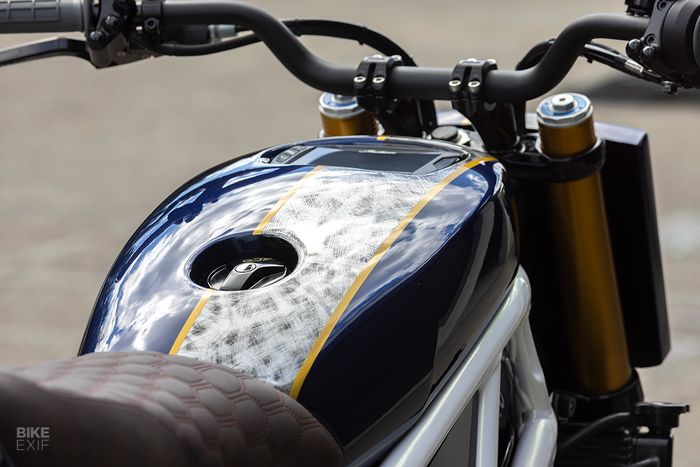 Kokpit dibuat resik dan panel instrumen disematkan pada cover tangki