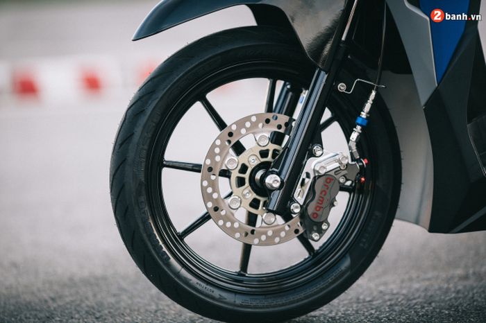 Kaki-kakinya dapat pelek RCB dan pengereman berkaliper Brembo