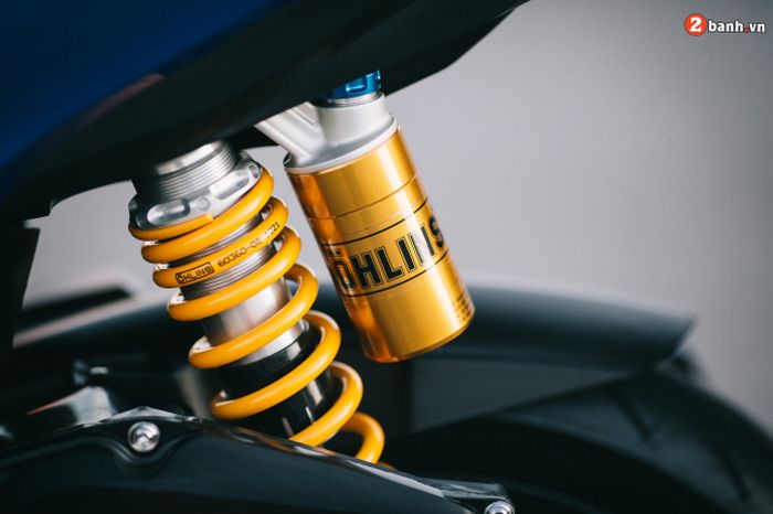 Suspensi belakang mengandalkan shock Ohlins