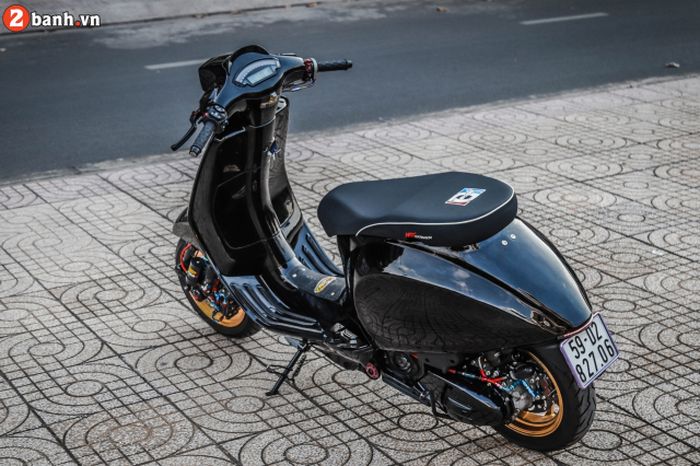 Bodi-bodinya kini semakin mulus karena stoplamp dan lampu sein bawaannya sudah hilang