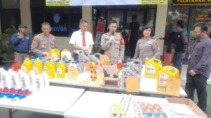 Barang bukti beberapa botol oli merek ternama yang dipakai untuk mengemas oli palsu di pabrik Bekasi