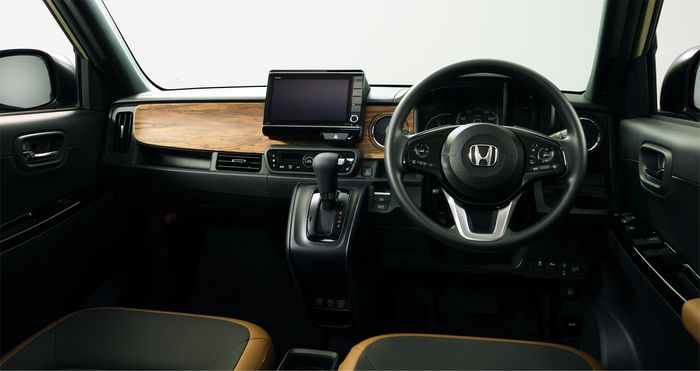 Honda N-One Style + Urban dapat interior beraksen panel ala kayu yang terinsipirasi dari kei car klasik Honda N360