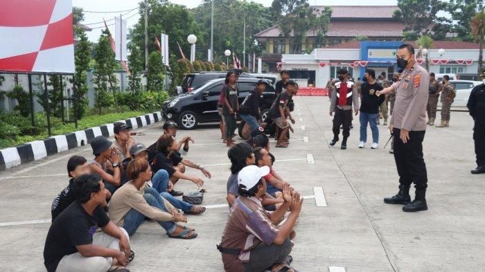27 orang diduga preman diamankan dari hasil sweeping di jalan raya Cikupa sampi Bitung