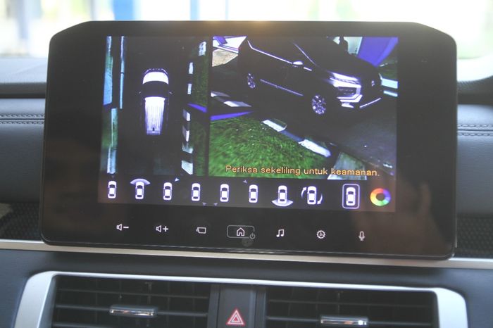 Mitsubishi New Xpander Cross dibekali layar head unit 9 inci yang terkoneksi dengan kamera 360