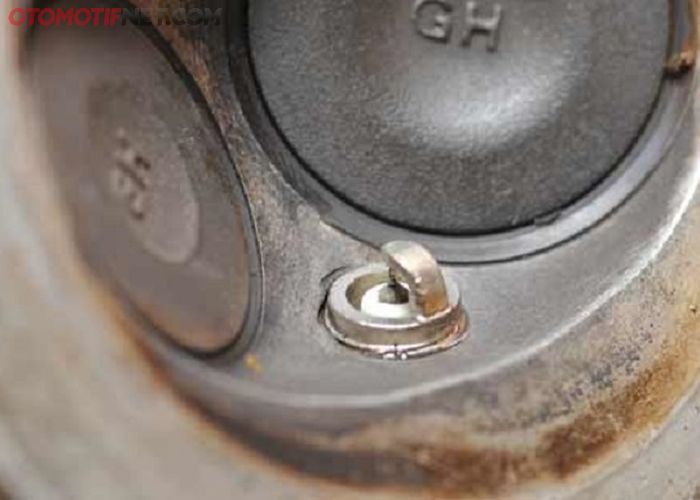 Busi terlalu panjang bisa bertabrakan dengan klep