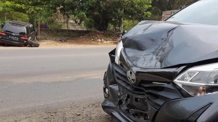 Kondisi Toyota Calya remuk depan setelah adu gebrak musuh Ford Escape di jalan raya Cileungsi-Jonggol, Cileungsi, kabupaten Bogor, Jawa Barat