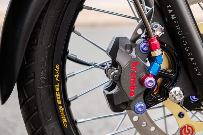 Sektor kaki-kaki diberi pelek Excel dan pengereman Brembo