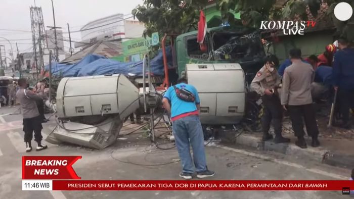Kecelakaan truk terjadi di depan SDN 2 Kota Baru, Bekasi, pada Rabu (31/08/2022).