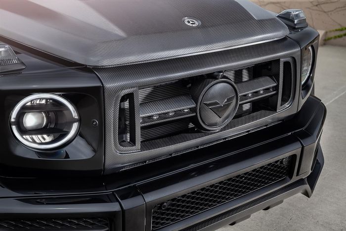 Tampilan depan modifikasi Mercedes-AMG G63 dibubuhi wide body kit karbon