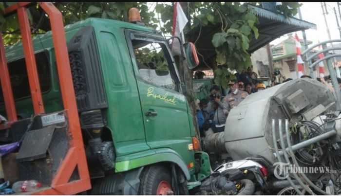 Foto Truk yang menabrak halte di Bekasi. 