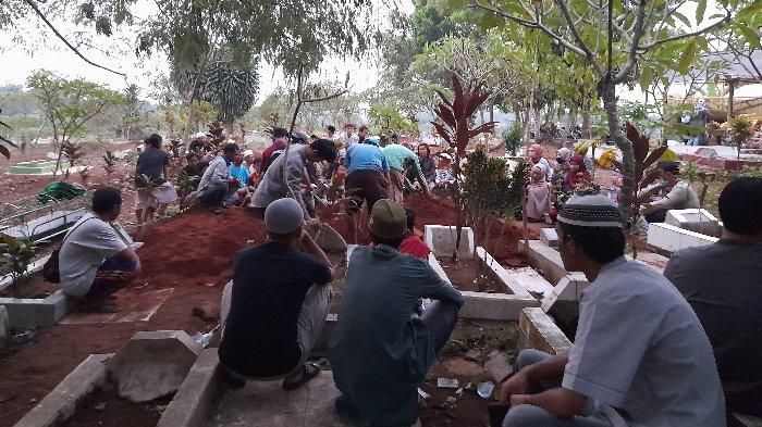 Suasana pemakaman Santoso Fauzi (33), salah satu korban tewas truk trailer maut di kota Bekasi
