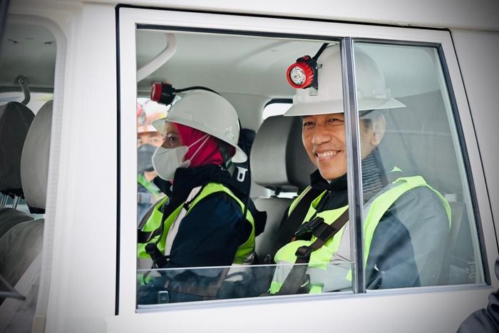 Joko Widodo yang menyapa pekerja PT Freeport Indonesia dari dalam Toyota Land Cruiser 70 Series.