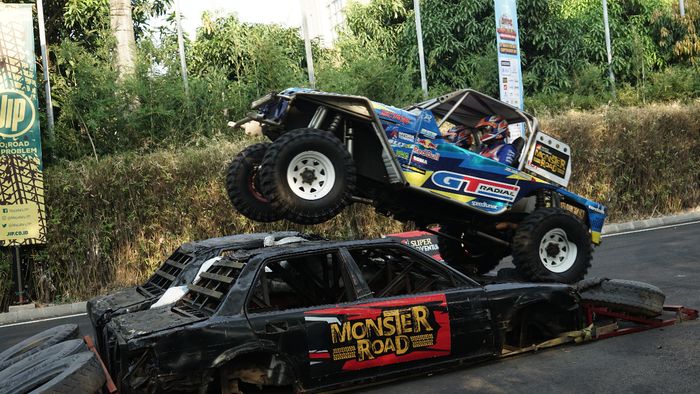 Jumping Warrior Taxi bersama @Jejelogy yang juga pembalap offroader.
