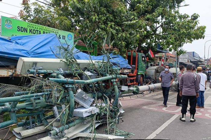 Potret lokasi kejadian kecelakaan truk di depan SDN 2 Kota Baru, Kota Bekasi, Rabu (31/08/2022).