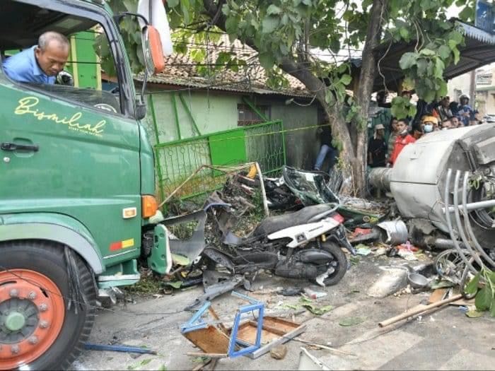 Sopir truk trailer mengaku lakukan kesalahan fatal sebelum kecelakaan maut di Bekasi terjadi. Foto tersangka masih disimpan polisi.