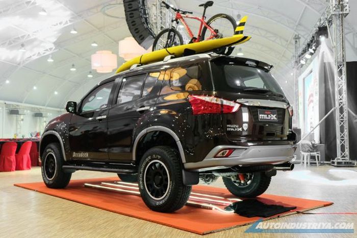 Modifikasi Isuzu MU-X lama dipasangi roo rack untuk sepeda dan papan surfing
