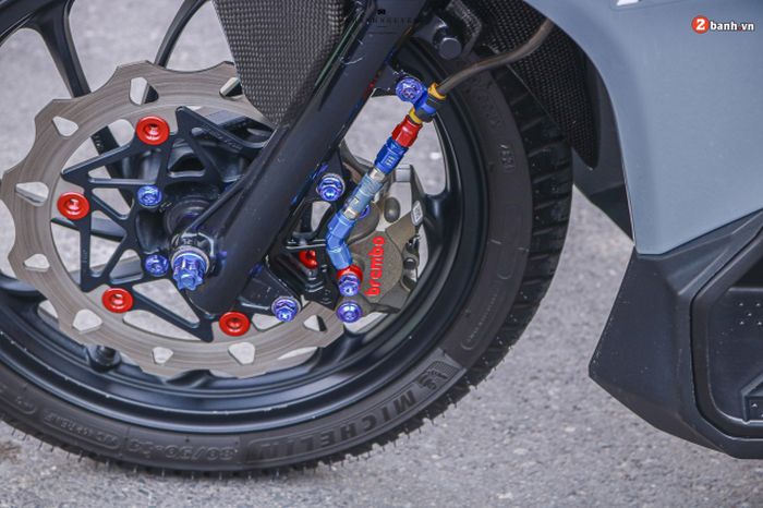 Kaki-kakinya mendapat pelek Honda Vision dan pengereman sangar