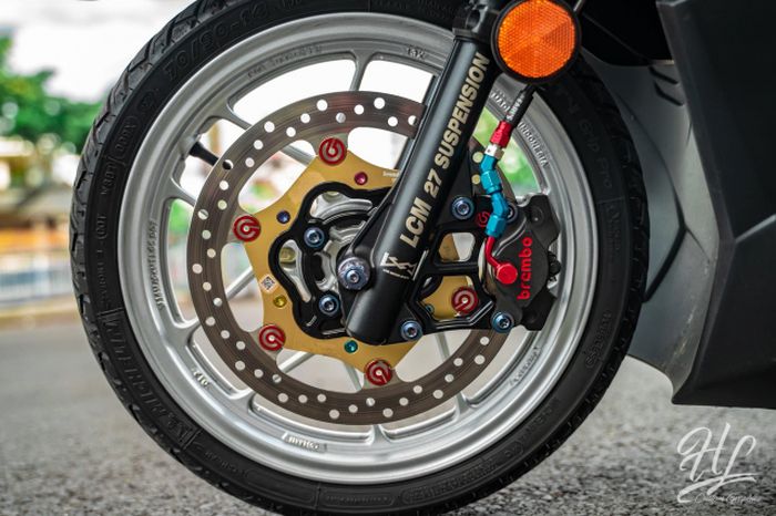 Kaki-kakinya mendapatkan garpu LCM Suspension dan pengereman Brembo