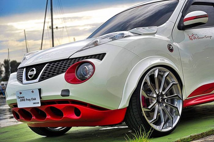 Modifikasi Nissan Juke berjubah dual-tone putih dan aksen merah atraktif
