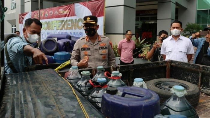 Polresta Tangerang menguak kasus penimbunan BBM bersubsidi jenis Pertalite sampai 2,5 ton yang dilakukan empat tersangka warga Kabupaten Tangerang (2/9/2022).