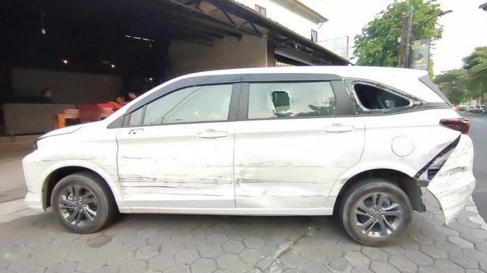 Panel bodi Daihatsu Xenia pelat provit yang baru keluar dealer hancur setelah dikejar-kejar Polisi di Jl Basudewo, Bulustalan, Semarang Selatan, kota Semarang, Jawa Tengah