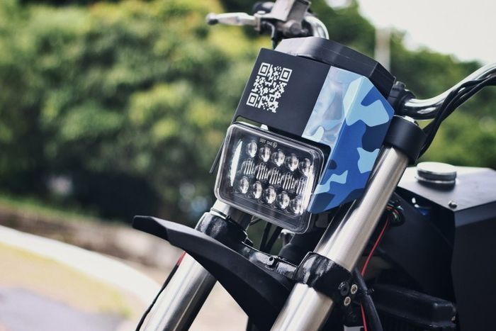 Wajahnya dirombak dengan dipasangi headlamp LED kotak