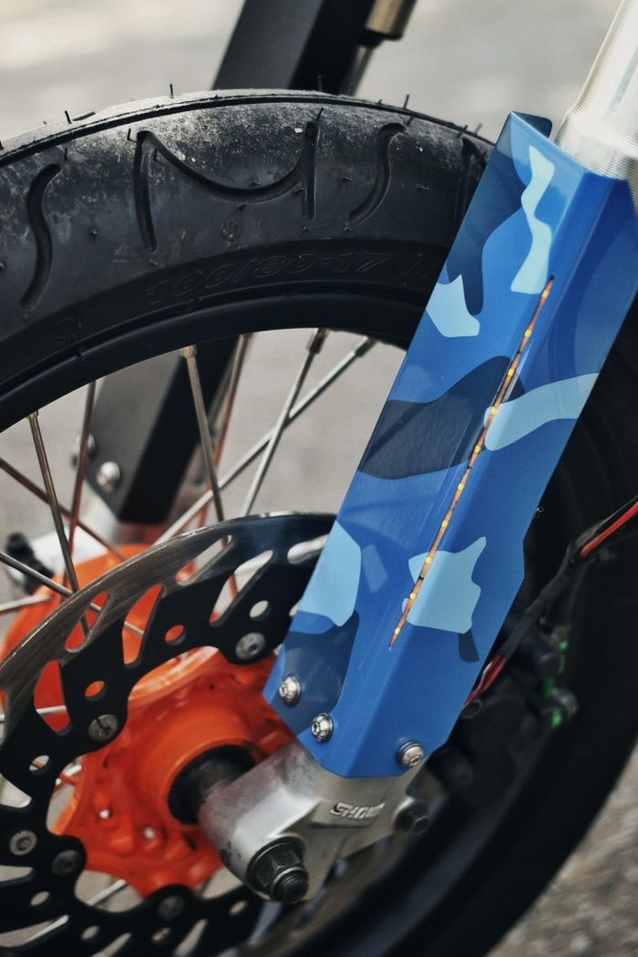 Kaki-kaki masih cukup standar tapi diberi fork guard sekaligus rumah lampu sein