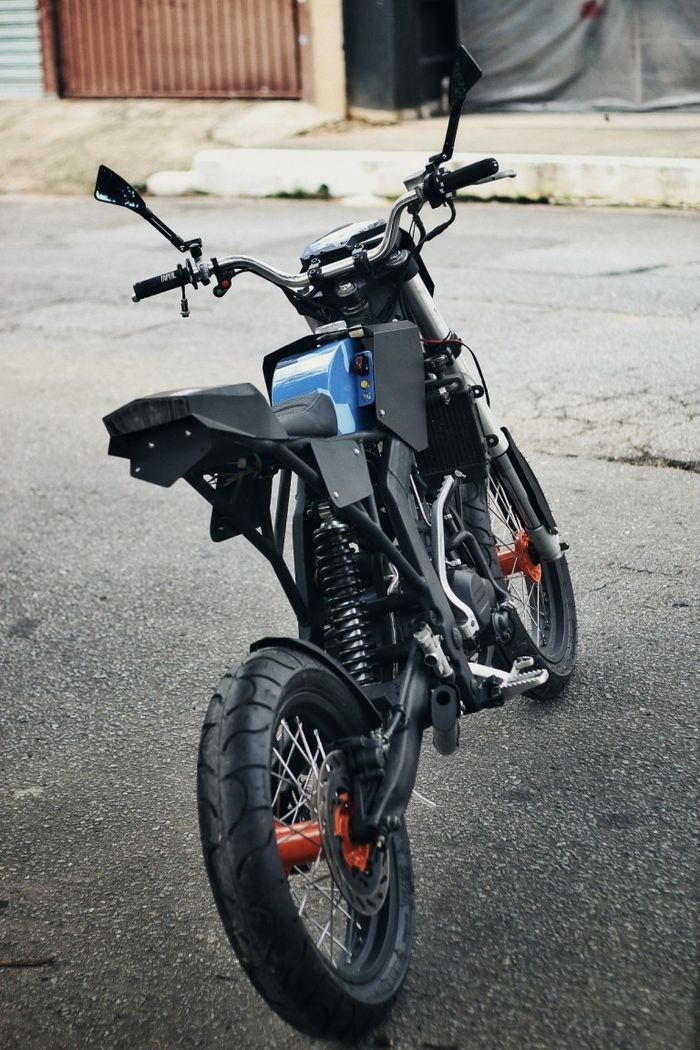 Kasinski CRZ 150 SM supermoto yang tampil keren