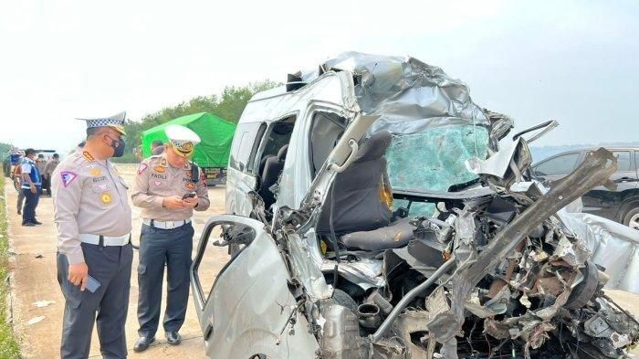Kecelakaan Hiace tabrak truk trailer di Tol Batang-Semarang, Senin (5/9//2022) 