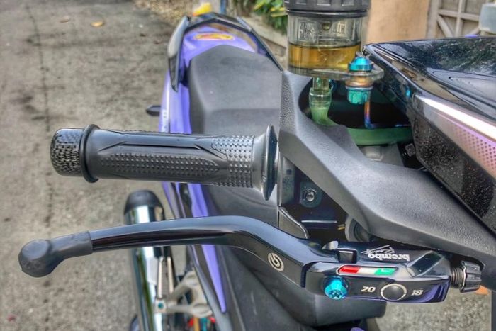 Master rem dan tuas kopling sudah diganti dengan produk Brembo