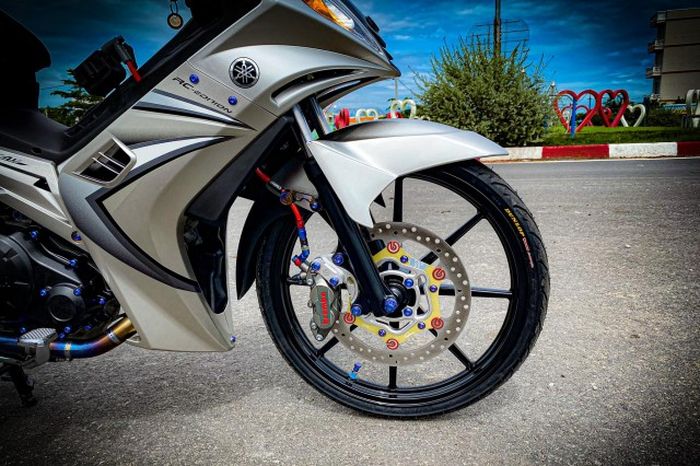 Kaki-kaki mendapatkan pelek RCB dan rem depan Brembo